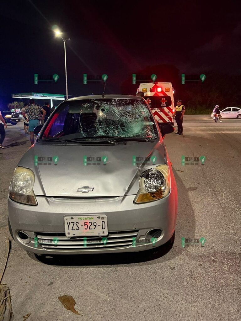 Policía municipal atropella a mujer en scooter, en Playa del Carmen