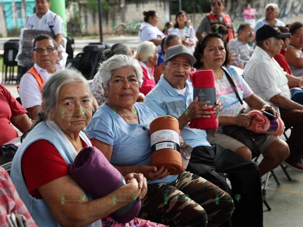 Entrega Verónica Lezama más de 2 mil 500 cobertores a las y los adultos mayores más vulnerables de Quintana Roo