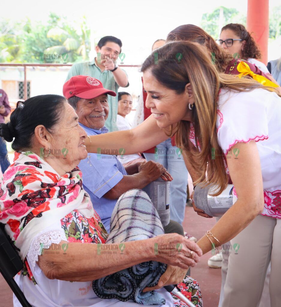 Entrega Verónica Lezama más de 2 mil 500 cobertores a las y los adultos mayores más vulnerables de Quintana Roo