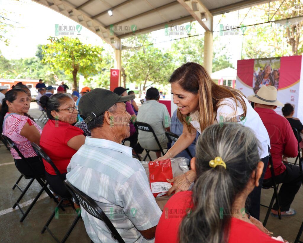 Entrega Verónica Lezama más de 2 mil 500 cobertores a las y los adultos mayores más vulnerables de Quintana Roo