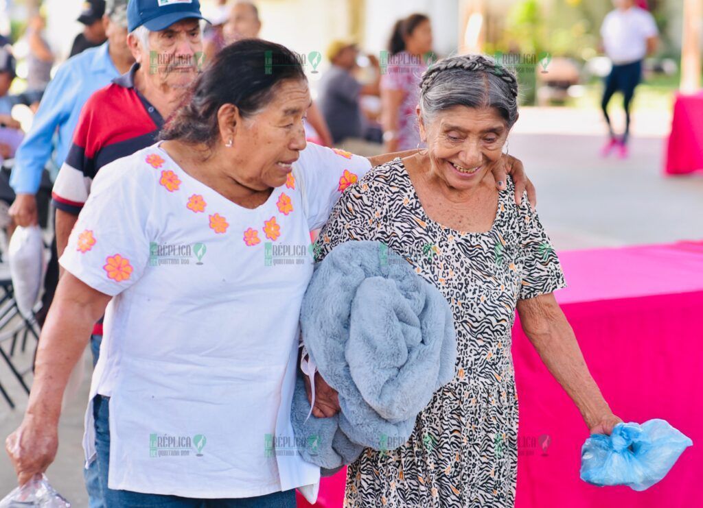 Entrega Verónica Lezama más de 2 mil 500 cobertores a las y los adultos mayores más vulnerables de Quintana Roo