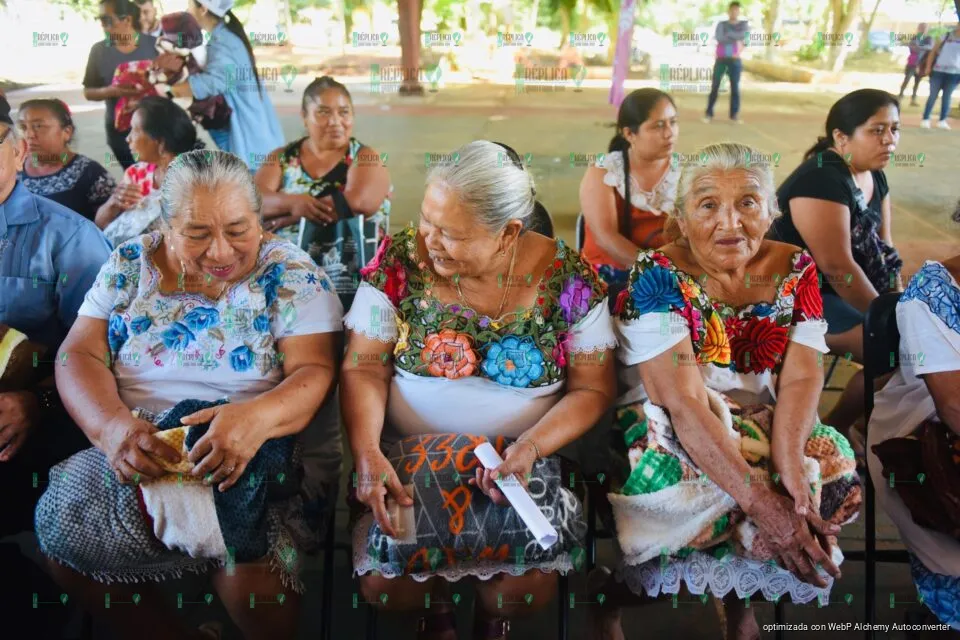 Entrega Verónica Lezama más de 2 mil 500 cobertores a las y los adultos mayores más vulnerables de Quintana Roo