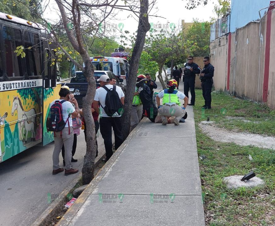 Sufre chofer de Xcaret desmayo a mitad de ruta, en Villas del Sol