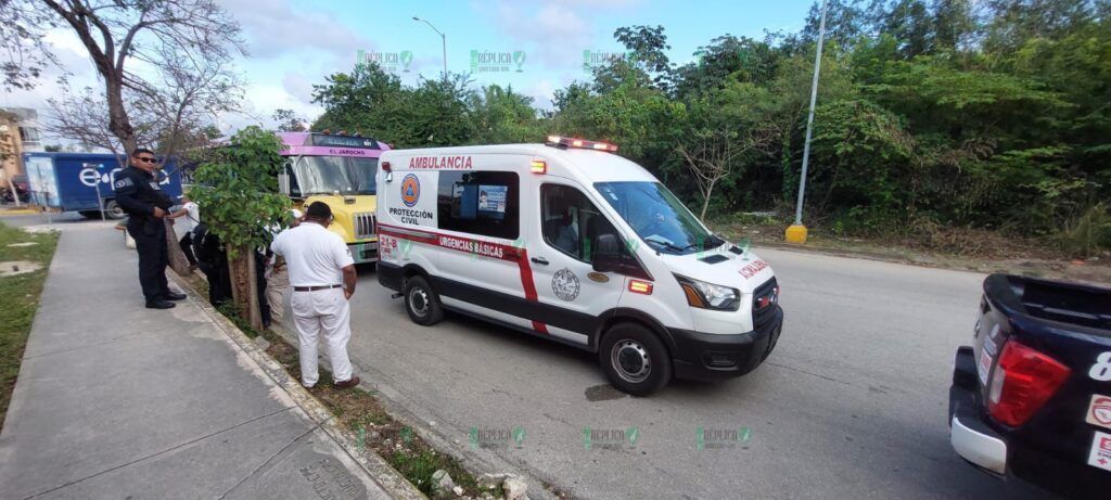 Sufre chofer de Xcaret desmayo a mitad de ruta, en Villas del Sol