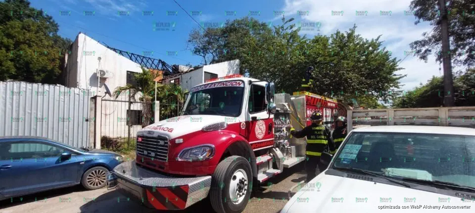 Se incendia cuartería, por quema de basura, en Playa del Carmen