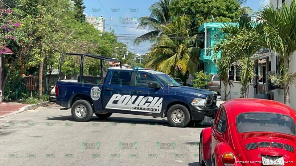 Abandonan cadáver en la cajuela de un carro, en Playa del Carmen
