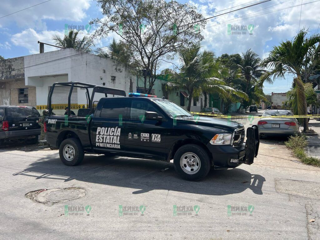 Abandonan cadáver en la cajuela de un carro, en Playa del Carmen