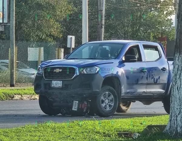 Motociclista queda atrapado debajo de camioneta y es sacado por ciudadanos