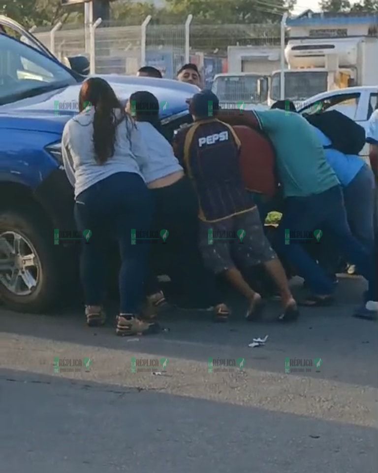 Motociclista queda atrapado debajo de camioneta y es sacado por ciudadanos
