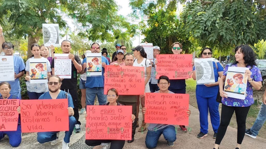 Marchan veterinarios en Cancún, por asesinato de colega