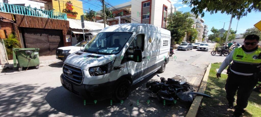 Extranjero queda hospitalizado, tras chocar en moto, en Playa del Carmen