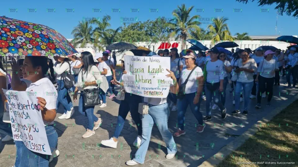 Marchan miles de maestros en Cancún contra reforma a Ley del ISSSTE