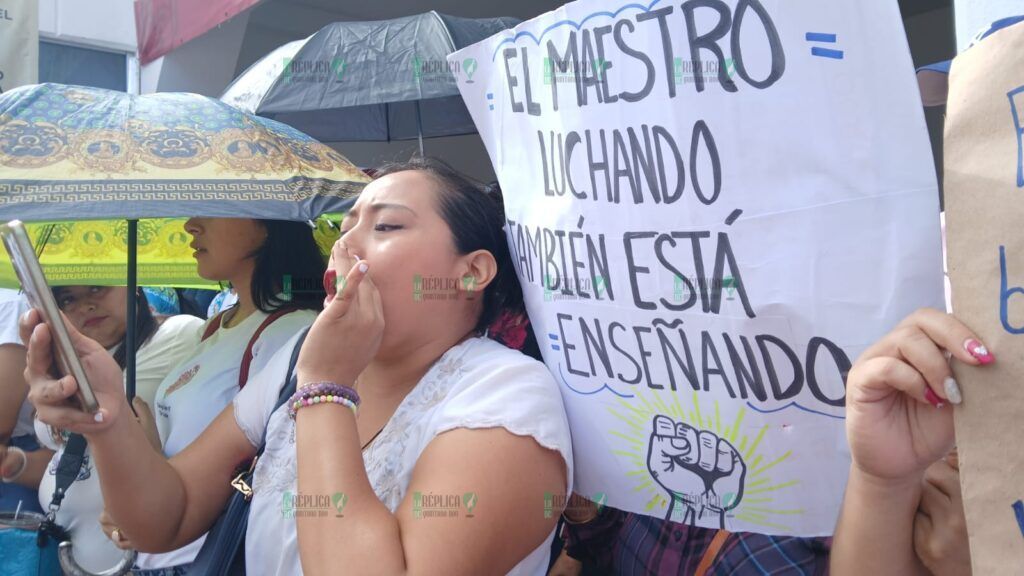 Instalan maestros plantón en el Palacio Municipal de Solidaridad