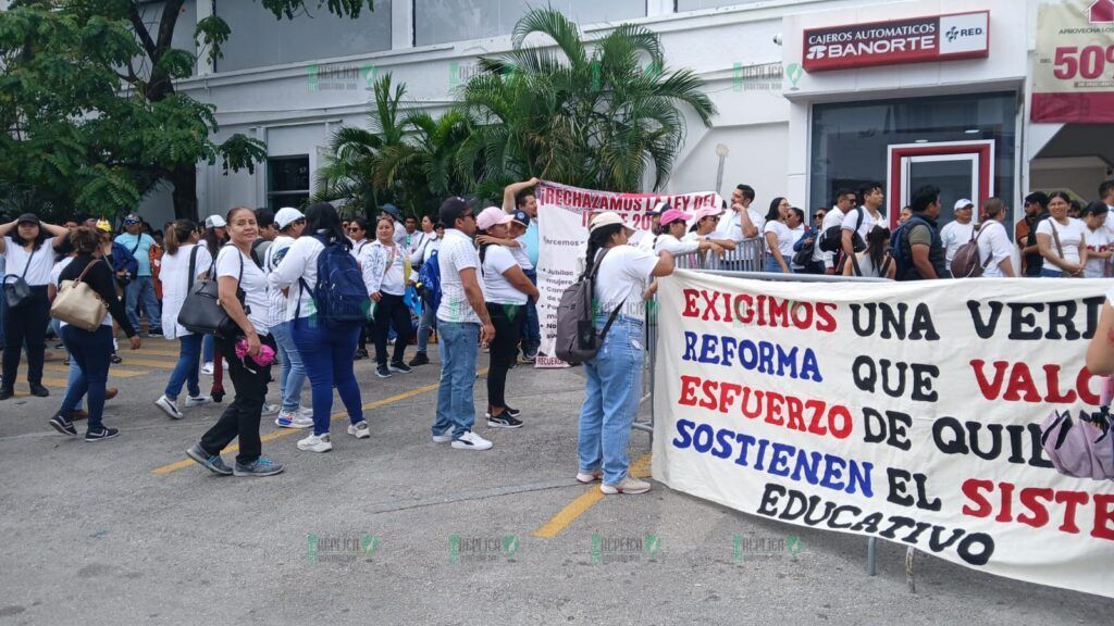 Instalan maestros plantón en el Palacio Municipal de Solidaridad