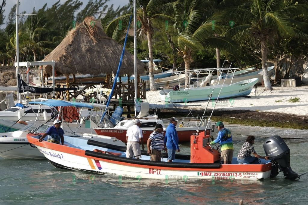 Mara Lezama entrega más de 6.6 mdp en apoyos a pescadoras y pescadores de cooperativas