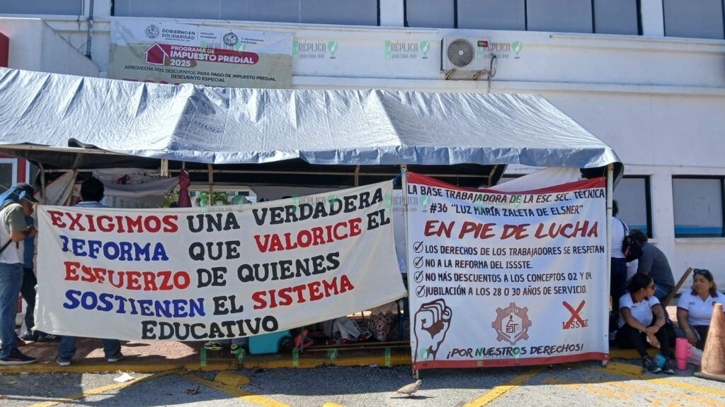 Continúa plantón de maestros en Palacio Municipal de Playa del Carmen