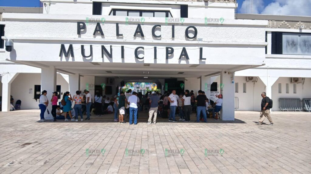 Continúa plantón de maestros en Palacio Municipal de Playa del Carmen