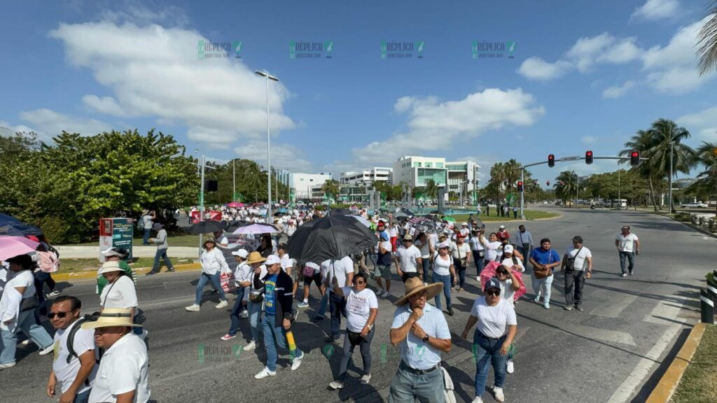 Sorpresiva marcha de maestros en Cancún genera caos vial