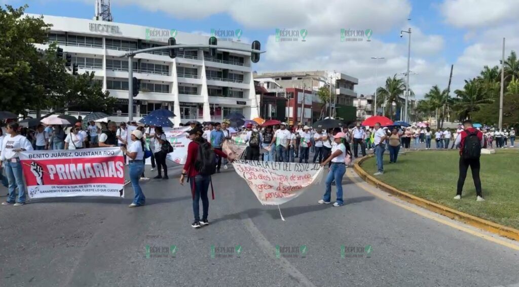 Sorpresiva marcha de maestros en Cancún genera caos vial