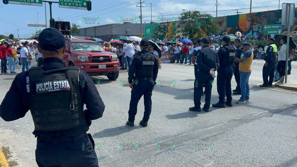 Marchan 2 mil maestros en Playa del Carmen y bloquean brevemente carretera federal