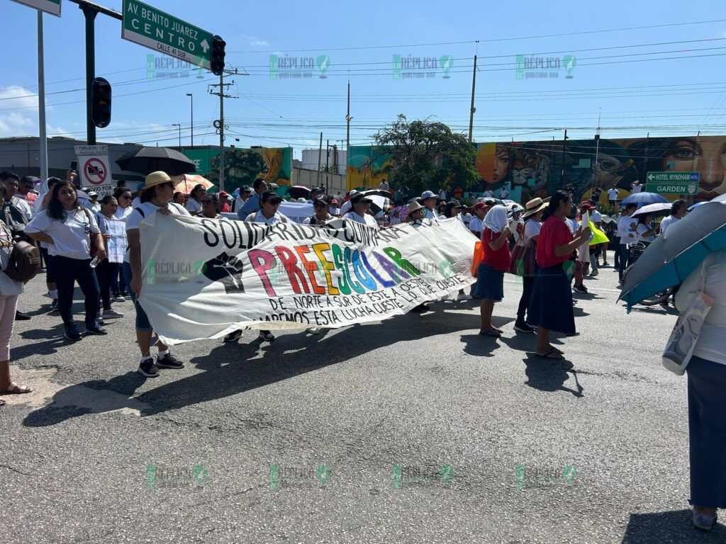 Marchan 2 mil maestros en Playa del Carmen y bloquean brevemente carretera federal