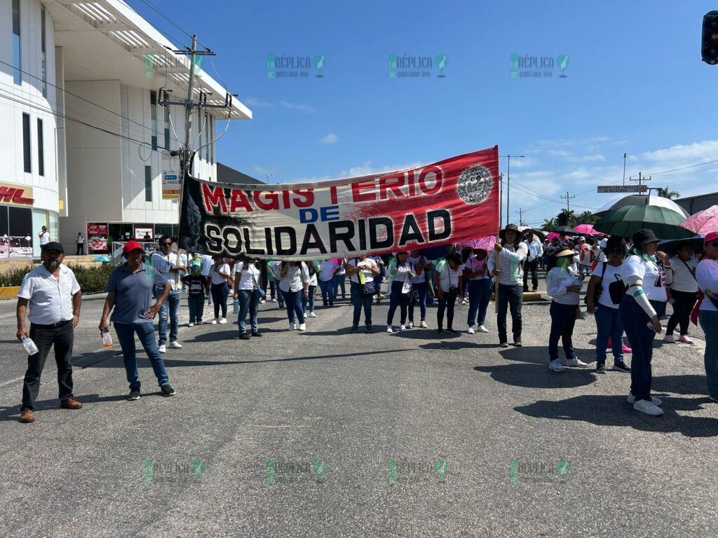 Marchan 2 mil maestros en Playa del Carmen y bloquean brevemente carretera federal