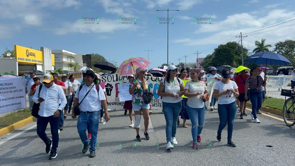 Marchan 2 mil maestros en Playa del Carmen y bloquean brevemente carretera federal