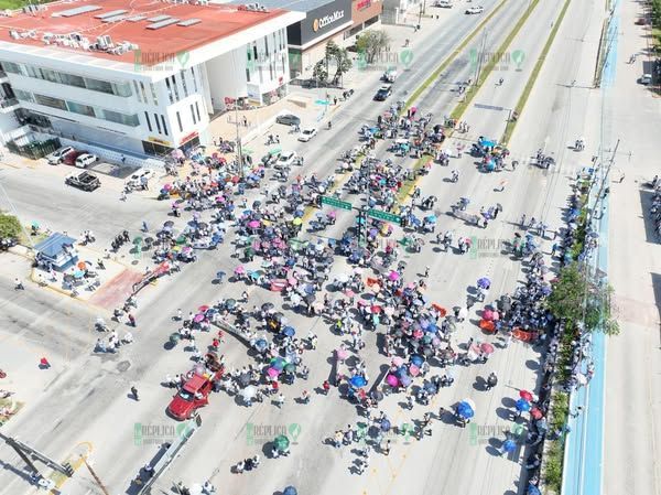 Marchan 2 mil maestros en Playa del Carmen y bloquean brevemente carretera federal