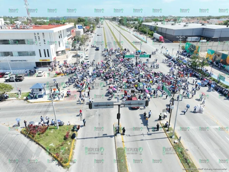 Marchan 2 mil maestros en Playa del Carmen y bloquean brevemente carretera federal
