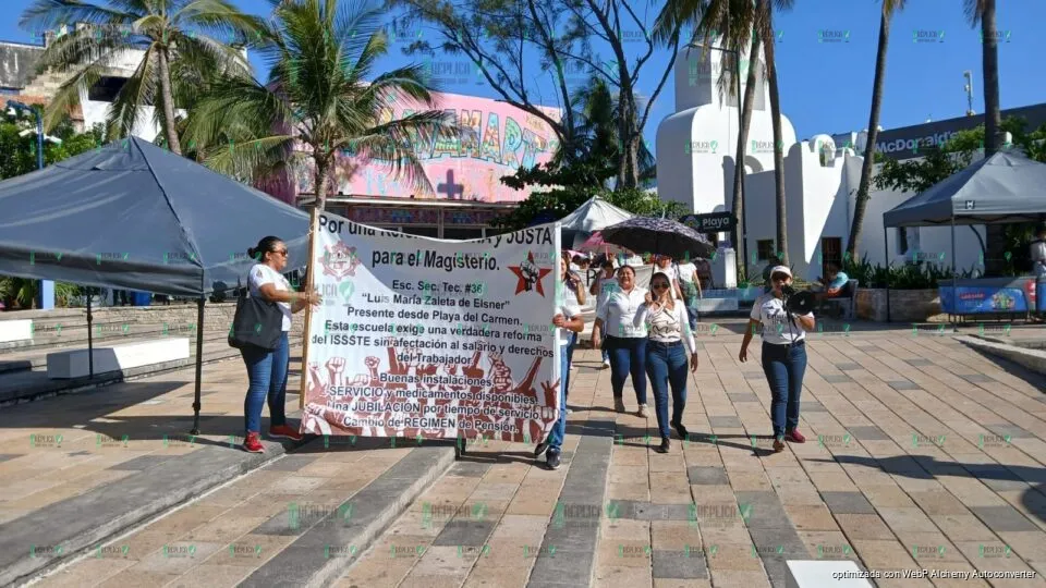Maestros de Playa del Carmen llevan su protesta al torneo de voleibol