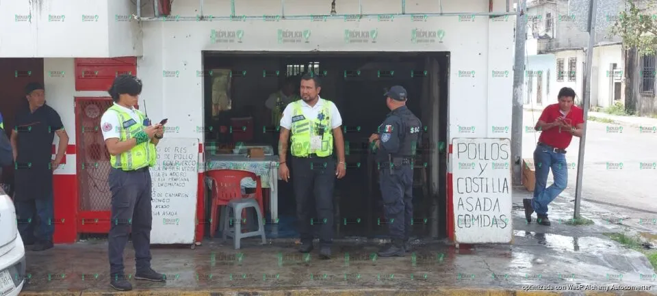 Evacúan pollería de Playa del Carmen al incendiarse asador